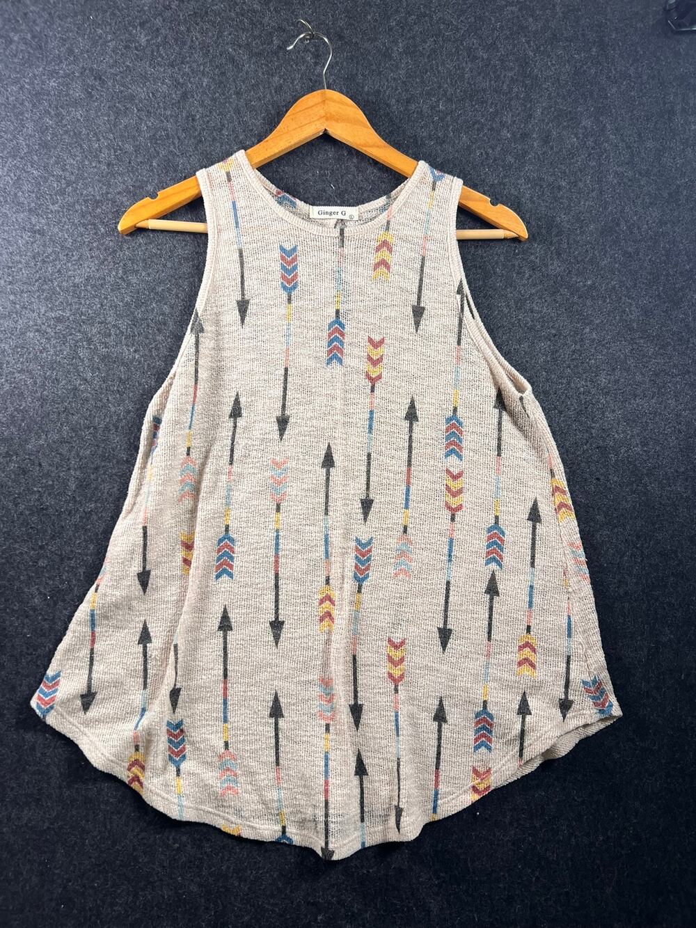 Ginger G Beige Short Sleeve Shirt Womens size L Arrows Going up and down print